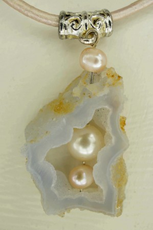 Chalcédoine bleue géode et perles de culture